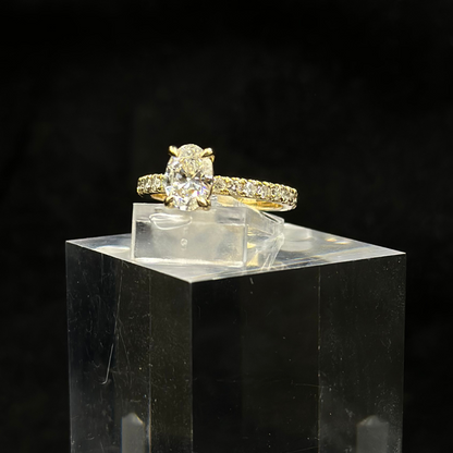 Oval Ring 18K With Natural Diamonds
