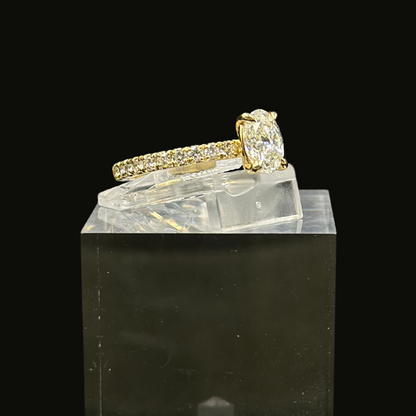 Oval Ring 18K With Natural Diamonds