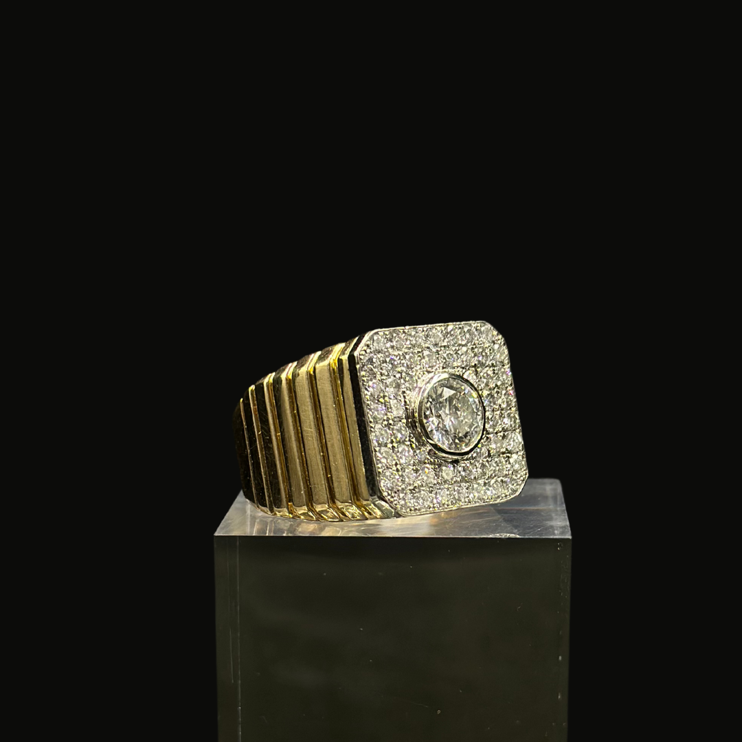 Square Ring 18K With Natural Diamonds