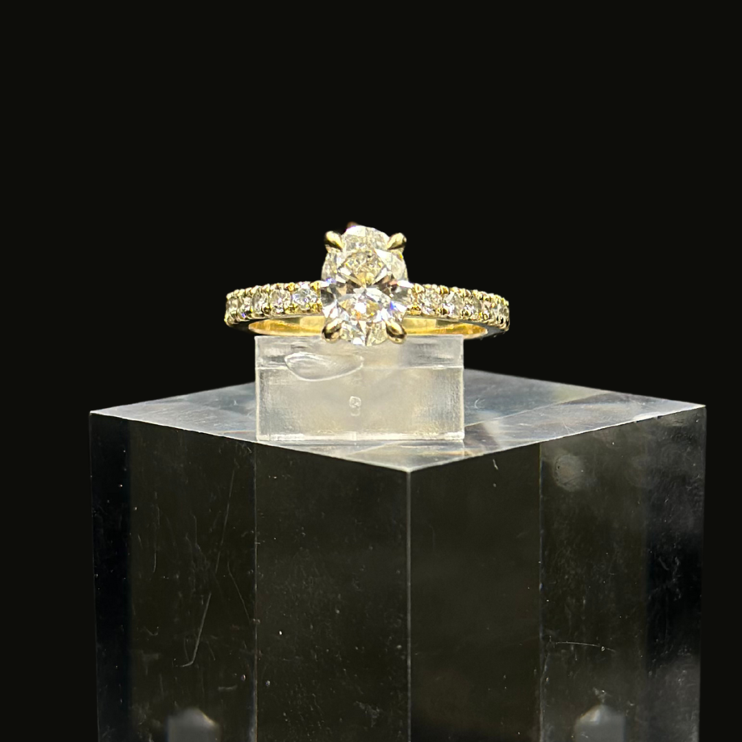 Oval Ring 18K With Natural Diamonds