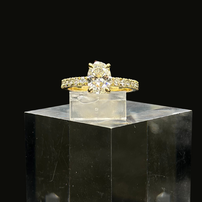 Oval Ring 18K With Natural Diamonds